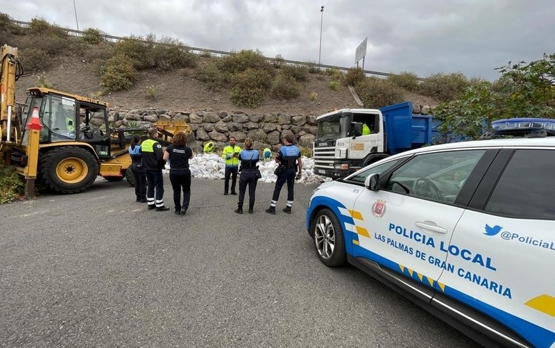 La Policía Local de Las Palmas solicita la colaboración ciudadana para combatir los vertidos de escombros y basura     ￼