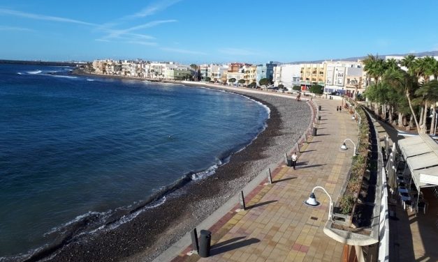 <strong>Una elevada proliferación de microalgas obliga a prohibir el baño en la Playa de Arinaga</strong>