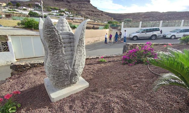 Una escultura en homenaje al cultivo del millo embellece desde hoy el barrio de Los Corralillos