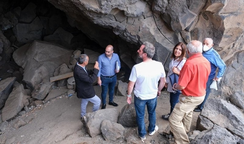 La alcaldesa de Telde  y el edil de Medioambiente visitan el camino del Corredor Paisajístico donde se sitúa la Cueva del Corredera