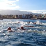 Más de cien nadadores veteranos y aficionados se lanzan al mar en el ‘Primer Margullo’ del verano