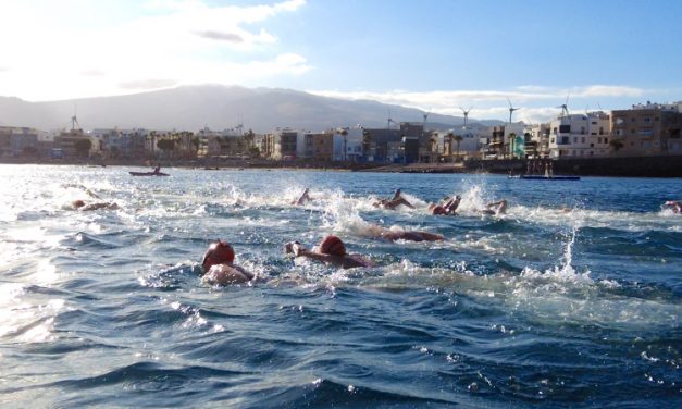 La Playa de Arinaga celebra la noche de San Juan con el ‘primer margullo’ del verano