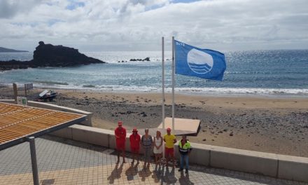 El izado de la Bandera Azul marca el inicio de la temporada de verano en la Playa del Burrero en Ingenio
