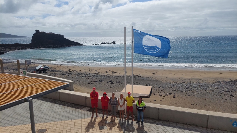 El izado de la Bandera Azul marca el inicio de la temporada de verano en la Playa del Burrero en Ingenio