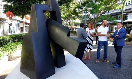 Santa Cruz amplía la exposición de esculturas en la calle con una obra de Parvine Curie