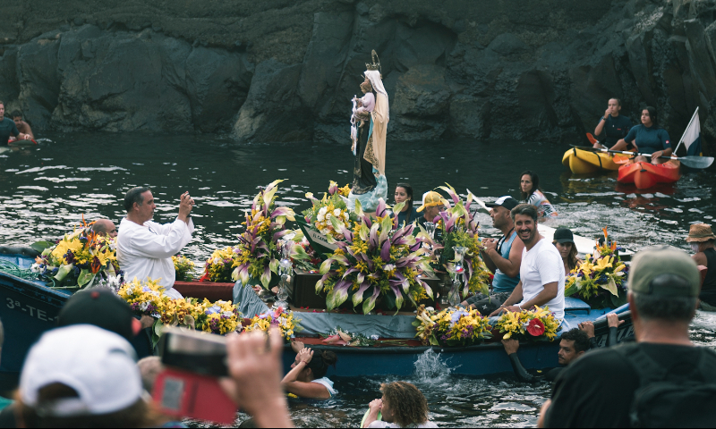 <strong>Más de 3.000 personas acompañan a la Virgen del Carmen en su tradicional embarcación de Punta del Hidalgo </strong>
