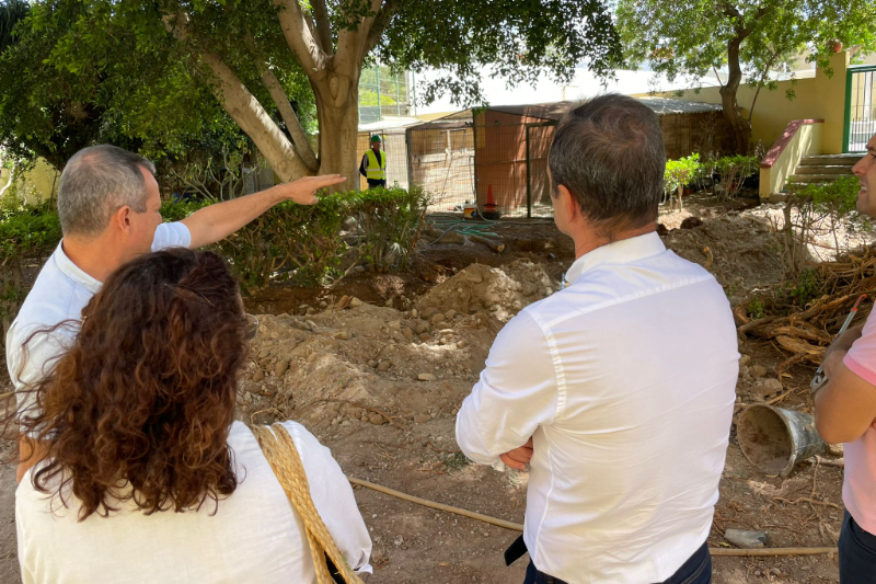 Las obras de reforma en el colegio La Viñuela mejorarán los patios y el acceso principal del centro