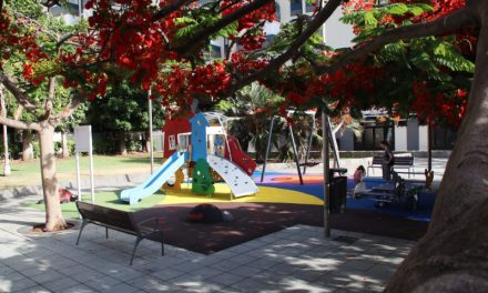 El Ayuntamiento de Santa Cruz renueva la zona infantil del parque El Chapatal
