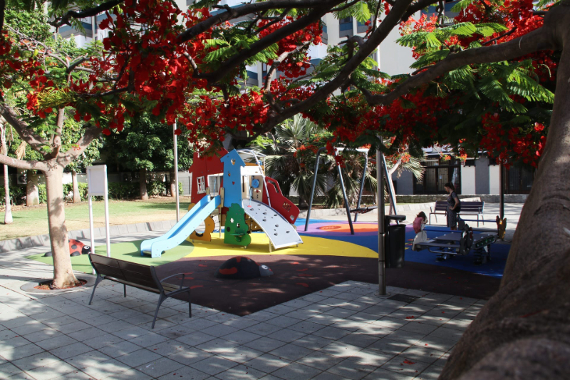 El Ayuntamiento de Santa Cruz renueva la zona infantil del parque El Chapatal