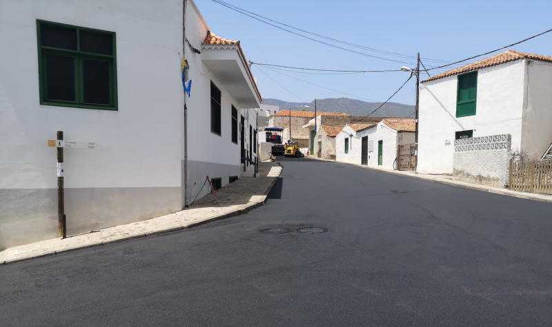 Arico reasfalta la Calle Benítez de Lugo