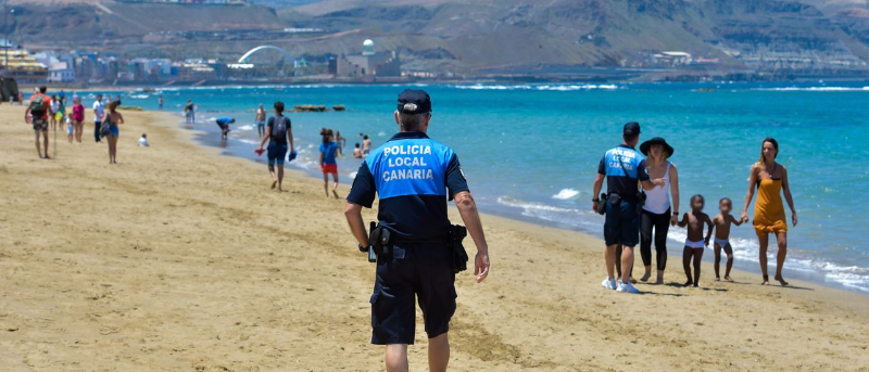 La falta de agentes impide reforzar la seguridad en playas y zonas turísticas de Las Palmas