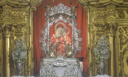 La Virgen del Pino desciende con manto rojo
