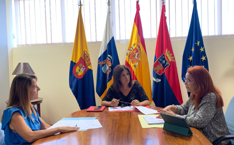 La alcaldesa de Telde mantiene  un encuentro con la directora y la jefa de sector  de Correos