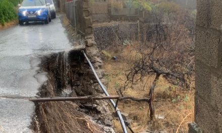 Las lluvias en Telde ocasionan el hundimiento de una calle en La Higuera Canaria