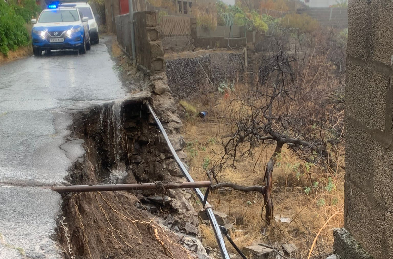 Las lluvias en Telde ocasionan el hundimiento de una calle en La Higuera Canaria