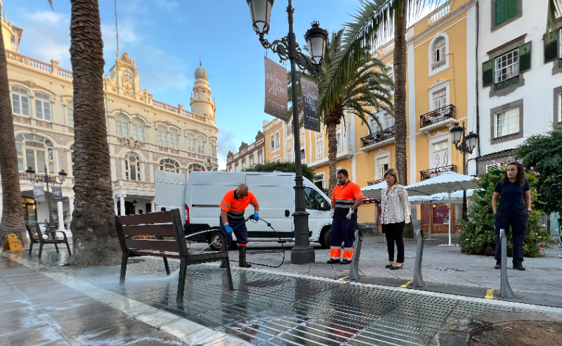 Las Palmas realiza un plan de limpieza profunda en el entorno de Triana 