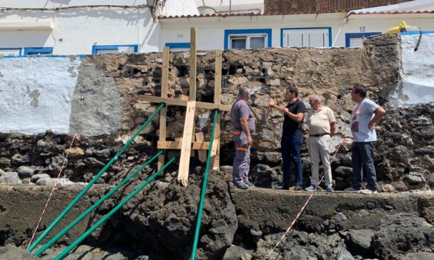 Telde inicia los trabajos de reparación del socavón del paseo marítimo de Tufia 