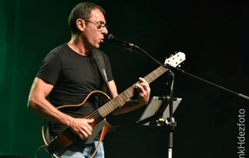 El cantautor Fermín Romero realiza un homenaje musical a Frida Kahlo en el patio de la Casa-Museo Antonio Padrón, en Gáldar