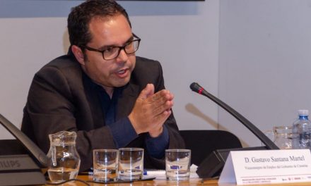 El viceconsejero de Empleo Gustavo Santana imparte una conferencia  en Telde