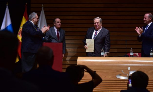 Las Palmas coge el acto de imposición de la más alta distinción de la Gran Logia de España al ex alcalde Jerónimo Saavedra