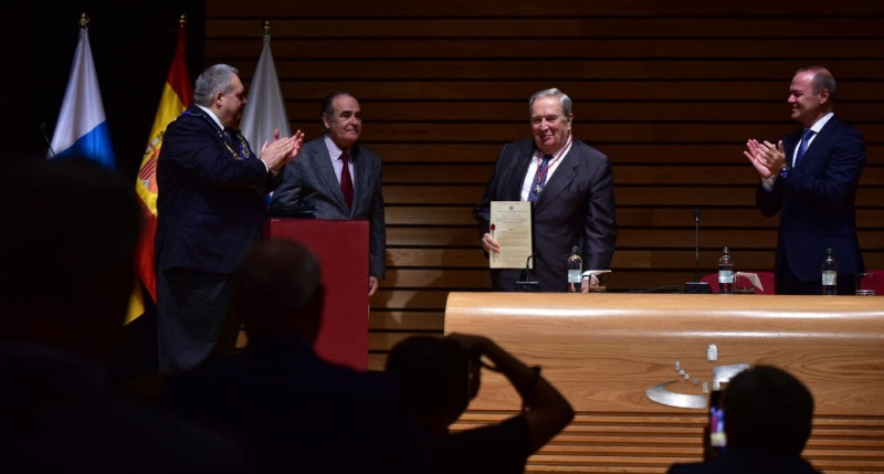 Las Palmas coge el acto de imposición de la más alta distinción de la Gran Logia de España al ex alcalde Jerónimo Saavedra