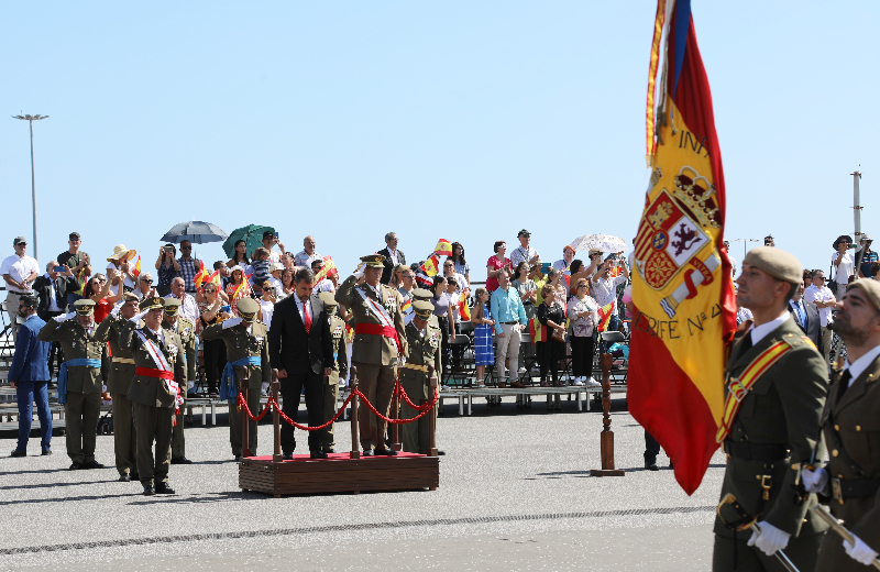La Jura de Bandera para personal civil cierra los  actos del Día de la Fiesta Nacional 2022 en  Canarias
