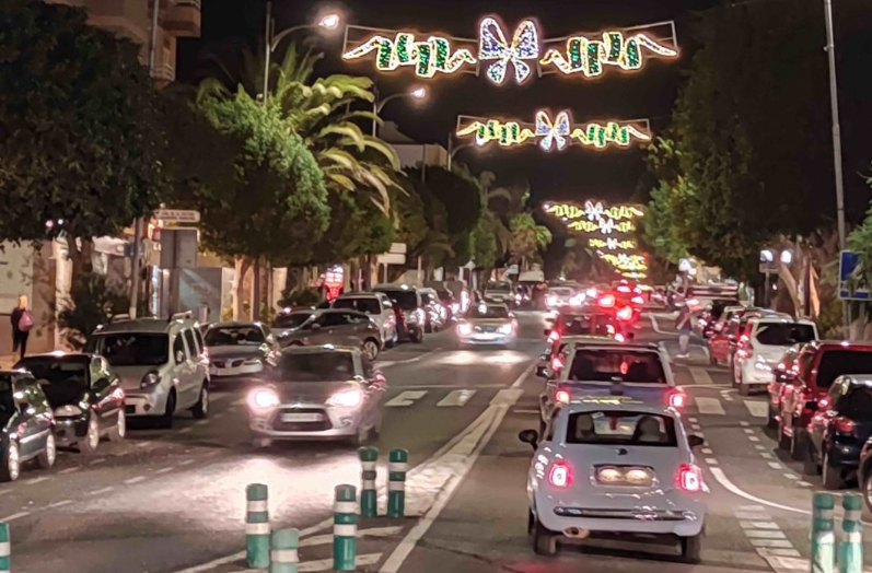 Los operarios de alumbrado público de Agüimes ya trabajan en la ambientación navideña de las calles