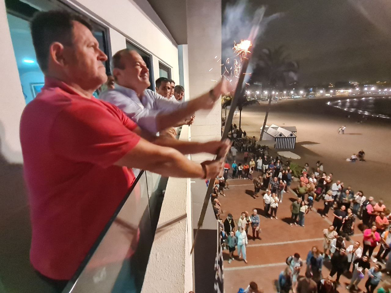 Hidalgo lanza el volador que da inicio al popular Chapuzón de las Fiestas de La Naval en la playa de Las Canteras