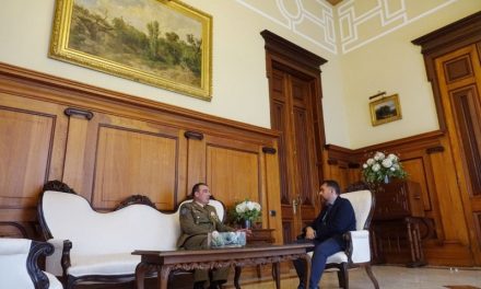 El alcalde de Santa Cruz recibe al nuevo general jefe del Mando de Canarias del Ejército de Tierra