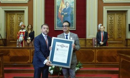 El alcalde de Santa Cruz entrega la Medalla de Oro de la ciudad al compositor y director Diego Navarro Reyes