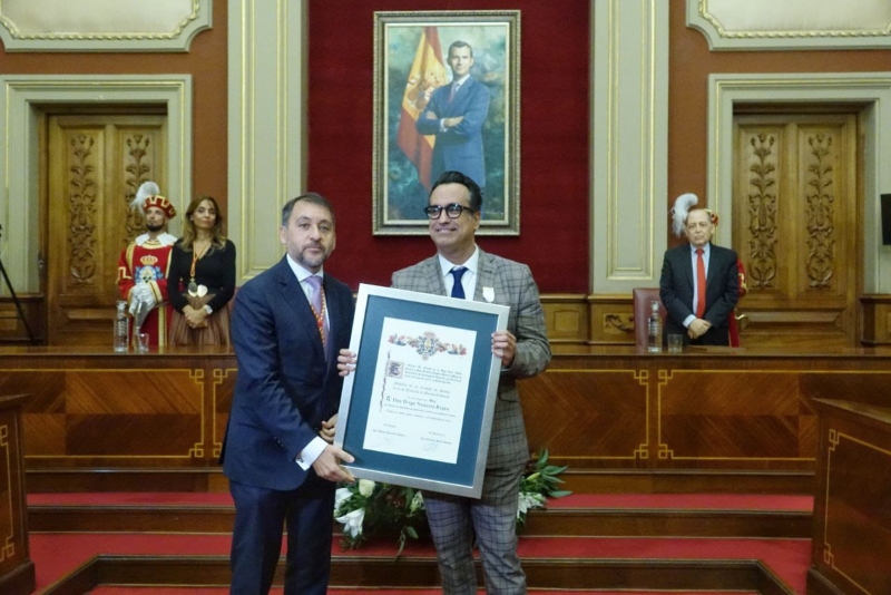 El alcalde de Santa Cruz entrega la Medalla de Oro de la ciudad al compositor y director Diego Navarro Reyes