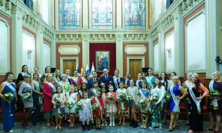 El alcalde de Santa Cruz recibe a las 36 candidatas que aspiran a convertirse en Reina del Carnaval