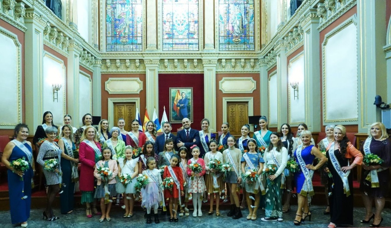 El alcalde de Santa Cruz recibe a las 36 candidatas que aspiran a convertirse en Reina del Carnaval