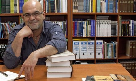 Muere el escritor grancanario Alexis Ravelo