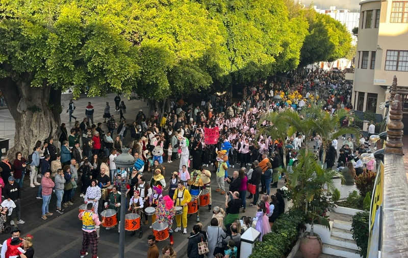 <strong>Cerca de mil personas personas participaron en el coso escolar que recorrió las calles de Los Llanos de Aridane</strong>