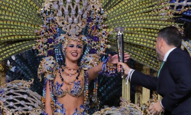 Adriana Peña Fumero, con la fantasía “Lisboa”, Reina del Carnaval de Santa Cruz