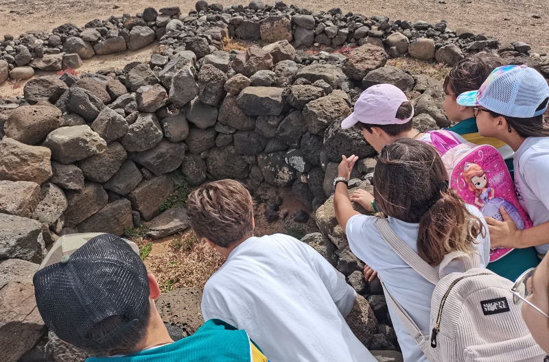 Escolares de Gáldar escenifican la vida cotidiana de un poblado indígena de la costa norte de Gran Canaria