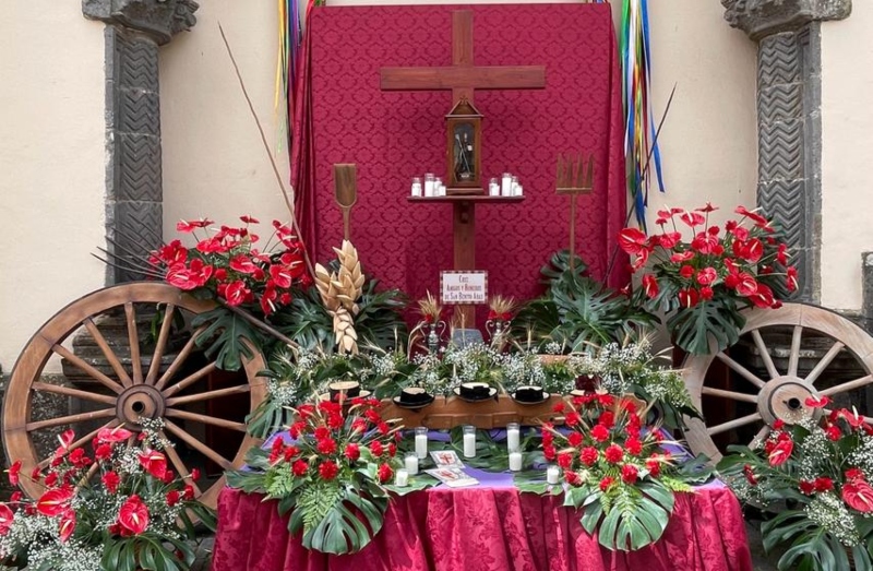 La Laguna vive el Día de la Cruz con una ofrenda de todas las romerías del municipio a la Cruz de San Benito 