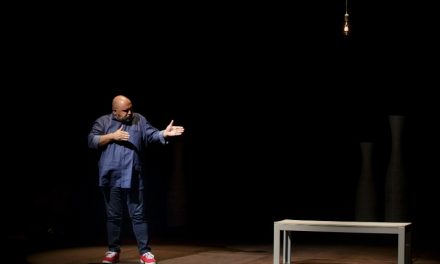 Félix Albo mezcla la muerte con el humor y la ternura en el Teatro Cruce de Arinaga
