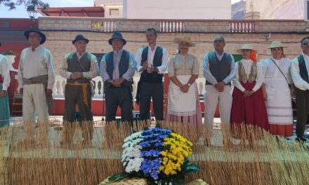 Un centenar de aldeanos  celebra el Día de Canarias