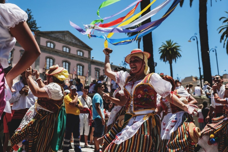 El corazón de Santa Cruz de Tenerife late con fuerza para celebrar el Día de Canarias