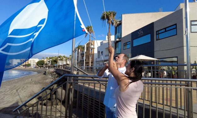 La bandera azul ya ondea en Playa de Arinaga