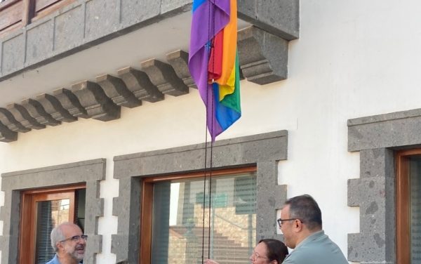 La bandera arcoíris ondea en la fachada del Ayuntamiento de Ingenio