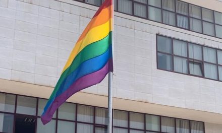  Telde iza la bandera arcoíris en el edificio de El Cubillo