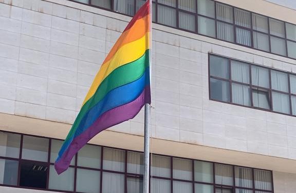  Telde iza la bandera arcoíris en el edificio de El Cubillo