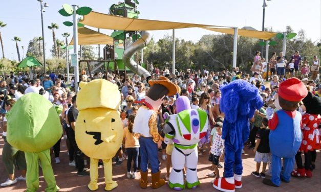La chiquillería celebra en el Cruce de Arinaga la apertura de la mayor zona infantil del Sureste