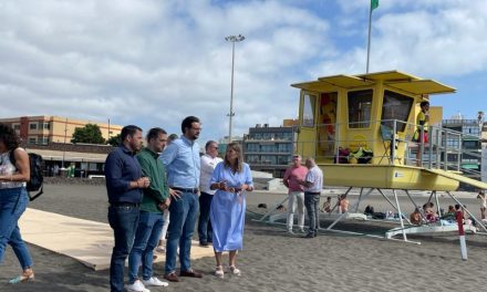 El alcalde de Telde  y la concejala de Playas izan la bandera azul en Melenara