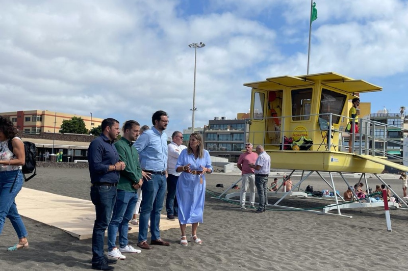 El alcalde de Telde  y la concejala de Playas izan la bandera azul en Melenara
