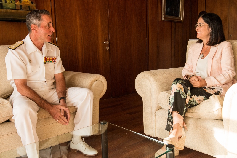La alcaldesa Darias mantiene un encuentro con el almirante comandante del Mando Naval de Canarias, José Lago Ochoa