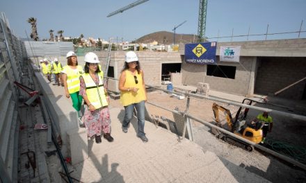 Darias recorre las obras de las primeras viviendas de Canarias para personas con TEA  